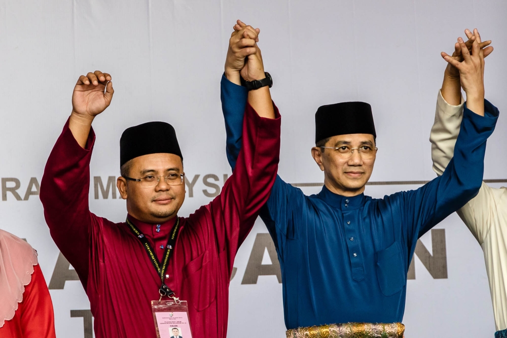 Pakatan Harapan candidate Datuk Seri Amirudin Shari and Perikatan Nasional Datuk Seri Mohamed Azmin Ali pose for a photo during nomination day ahead of the upcoming Selangor state election at the nomination centre in SMK Sungai Pusu Gombak, Selangor July 29, 2023. — Picture by Firdaus Latif