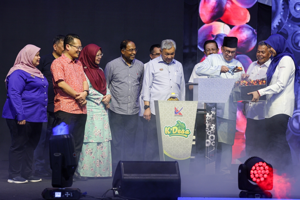 Prime Minister Datuk Seri Anwar Ibrahim (3rd right) and Deputy Prime Minister Datuk Seri Ahmad Zahid Hamidi (4th right) attend ‘Sentuhan Kasih Desa’ programme at Bandar Al Muktafi Billah Shah in Dungun July 28, 2023. — Bernama pic