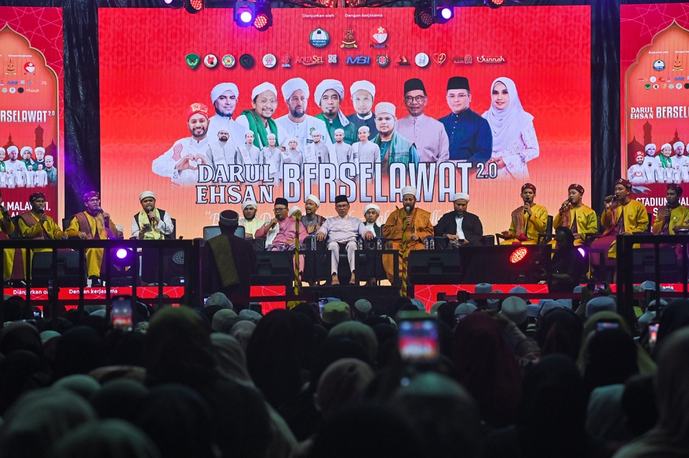 Prime Minister Datuk Seri Anwar Ibrahim wants programmes commemorating the Prophet Muhammad such as the ‘Majlis Darul Ehsan Berselawat 2.0’ in Selangor tonight, to be held throughout the country. — Picture by Miera Zulyana
