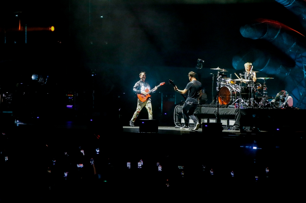 Muse performed around 20 songs. — Picture by Hari Anggara