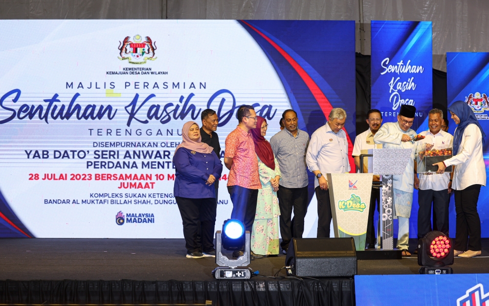 Prime Minister Datuk Seri Anwar Ibrahim (3rd right) and Deputy Prime Minister Datuk Seri Ahmad Zahid Hamidi (5th right) attend ‘Sentuhan Kasih Desa’ programme at Bandar Al Muktafi Billah Shah in Dungun July 28, 2023. — Bernama pic