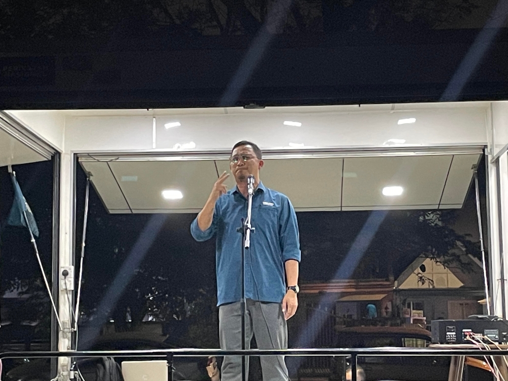 Perikatan Nasional candidate for Sungai Tua Hanif Jamaluddin addresses the audience during a ceramah in Gombak on July 30, 2023. — Picture by Shahrin Aizat Noorshahrizam