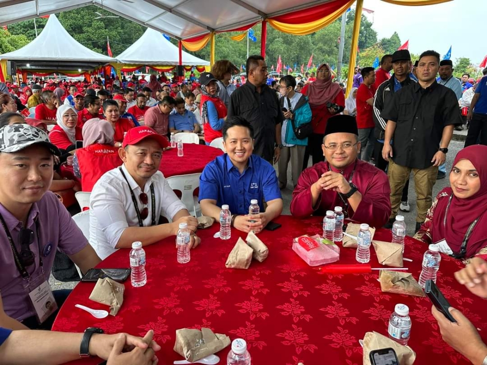 Datuk Larry Sng (left) and others with Amirudin (second right) during nomination day.  —  Picture via Facebook/Larry Sng