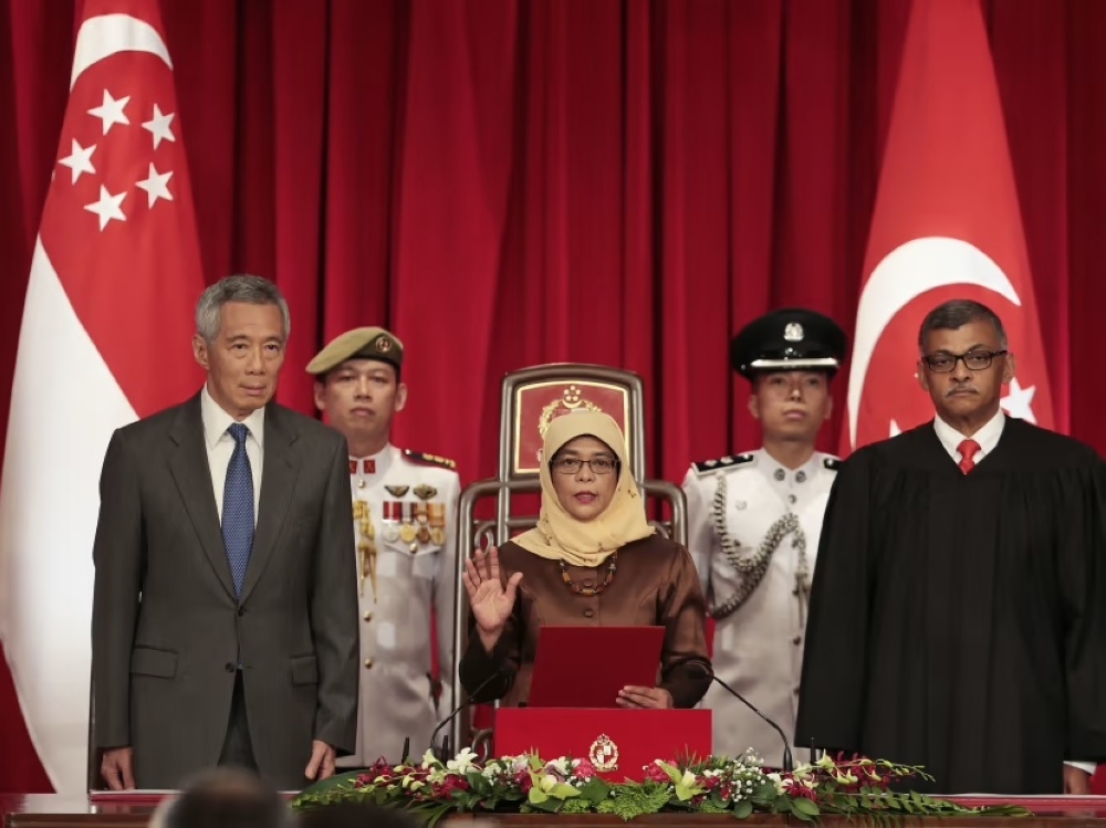 Halimah Yacob, flanked by Prime Minister Lee Hsien Loong and Chief Justice Sundaresh Menon, being sworn in as President of Singapore on September 14, 2017. — TODAY file pic