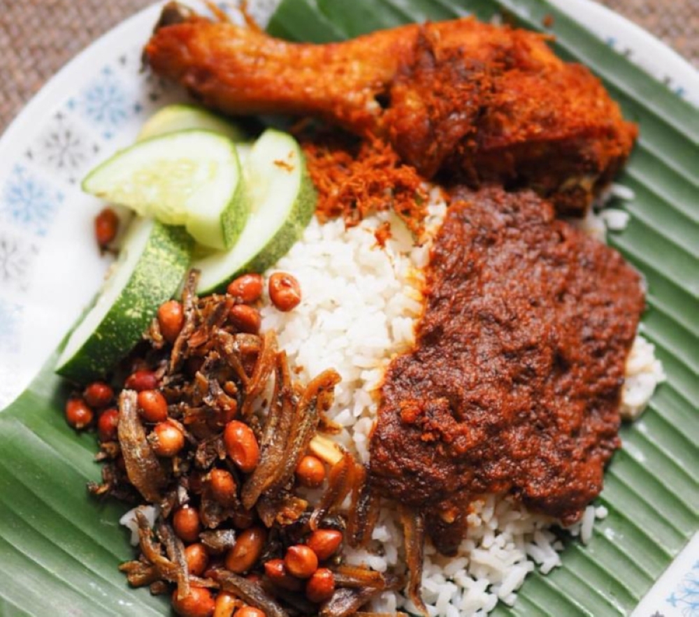 Yesterday, a local newspaper reported an incident in which more than 50 students of SK Cyberjaya displayed symptoms of food poisoning such as vomiting and diarrhoea after consuming nasi lemak and fried chicken from the school’s canteen. — Picture by Lee Khang Yi