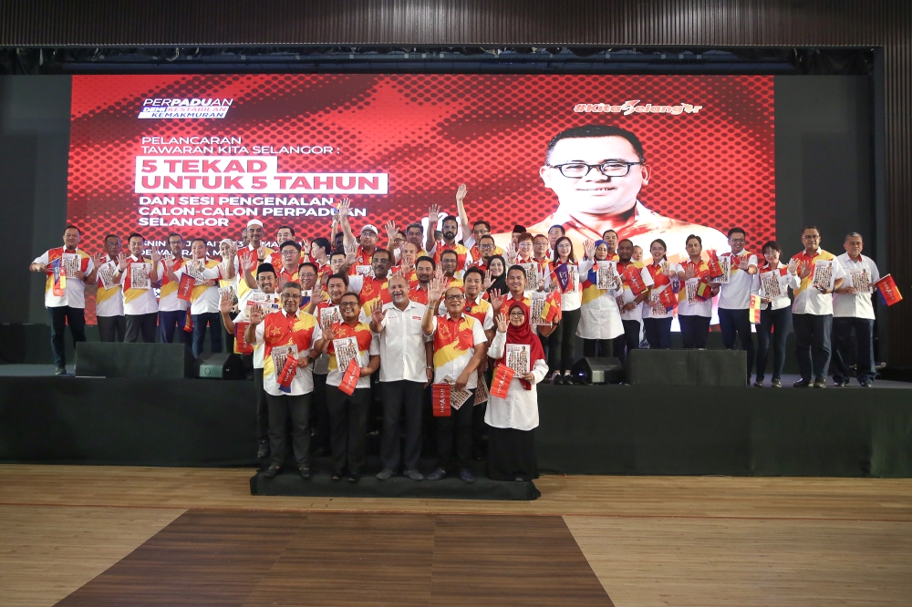Datuk Seri Amirudin Shari (centre) poses for a group picture with candidates during the launch of the unity manifesto at the Dewan Raja Muda Musa in Shah Alam, July 31, 2023. Picture by Yusof Mat Isa