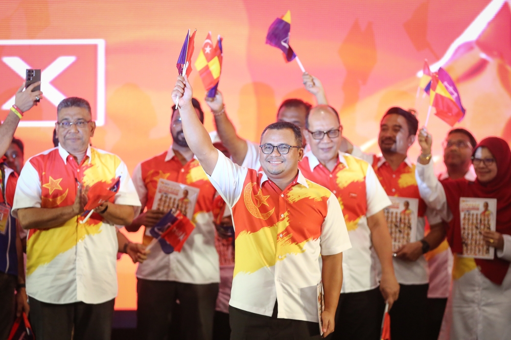 Datuk Seri Amirudin Shari also promised 100,000 high-income job opportunities for Selangor youths, as well as internships that pays RM1,500 for some 2,000 young people. — Picture by Yusof Mat Isa