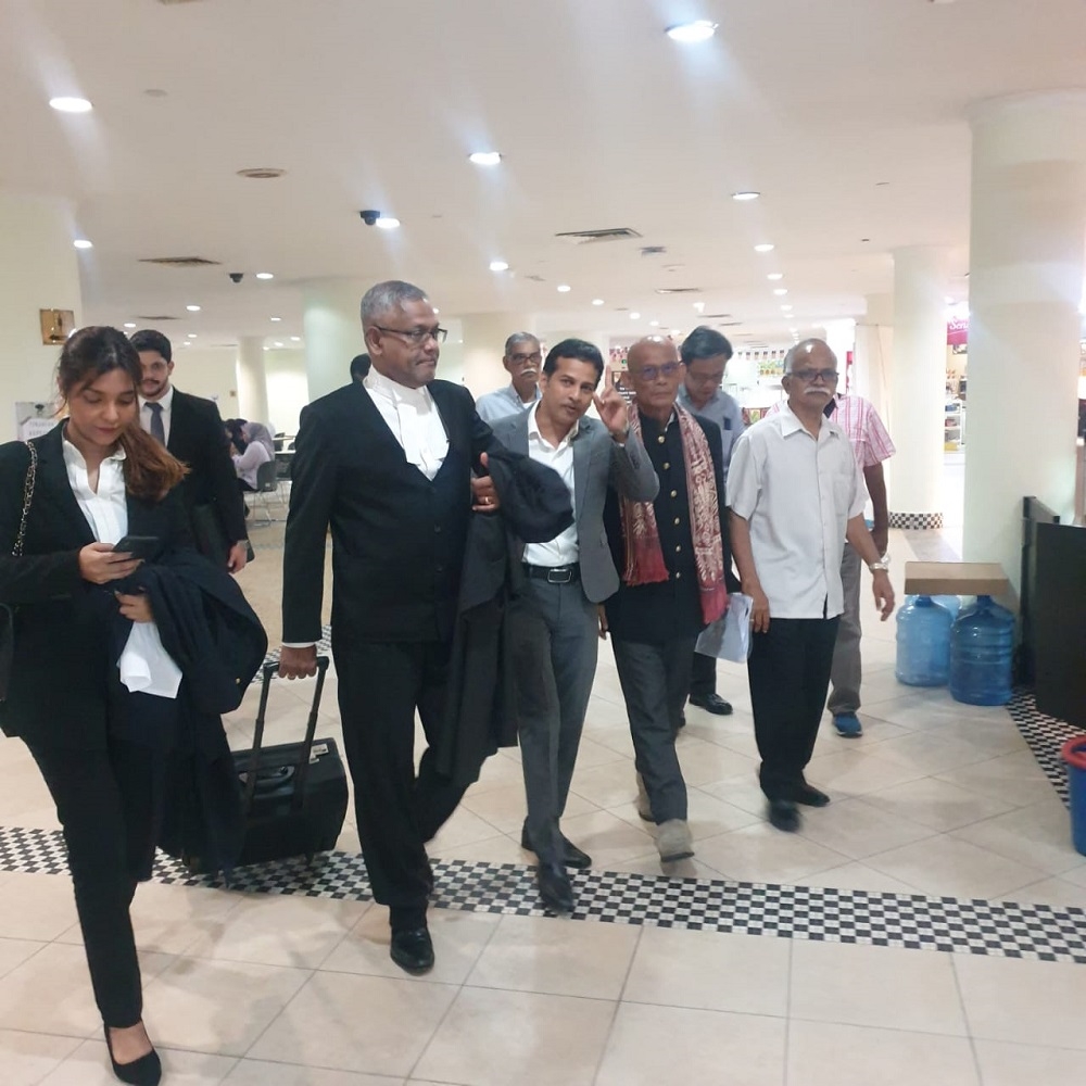 Shashi (front, centre) and Peter, on his left, with the lawyers representing the plaintiffs (from left) Uma and T. Gunaseelan, at the Kuala Lumpur High Court. — Borneo Post Online pic