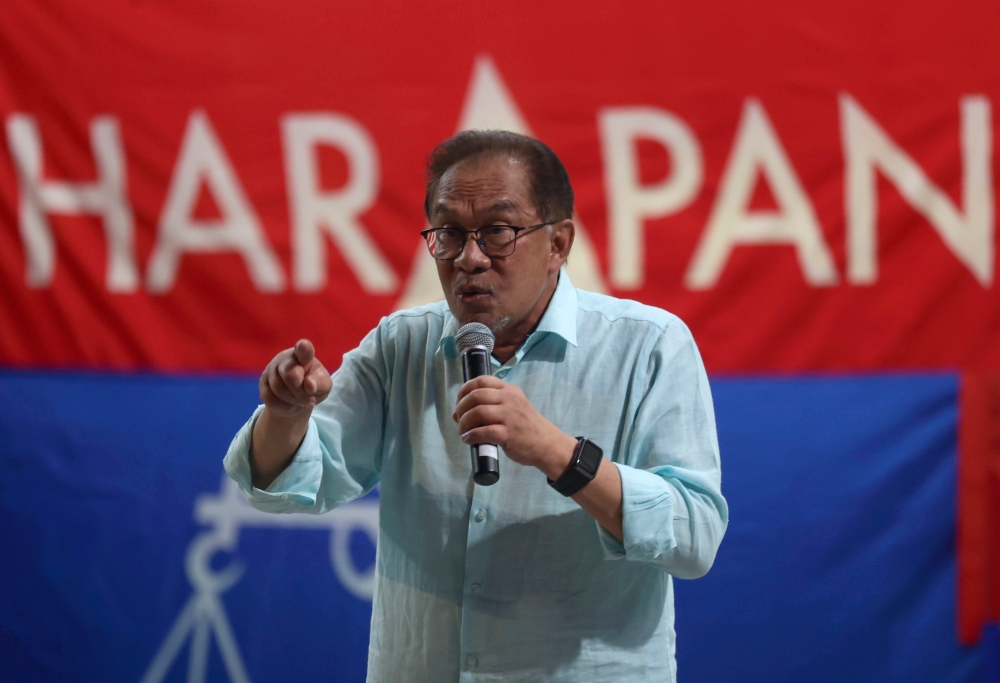 Prime Minister Datuk Seri Anwar Ibrahim delivers a speech at the ‘Ceramah Jelajah Perpaduan’ programme in Jempol July 31, 2023. — Bernama pic