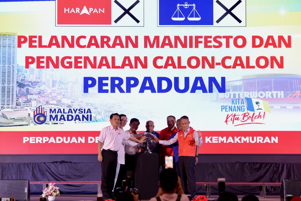 Officials from Pakatan Harapan (PH) and Barisan Nasional (BN) at the launch of the Penang unity manifesto, August 1, 2023. — Picture by KE Ooi