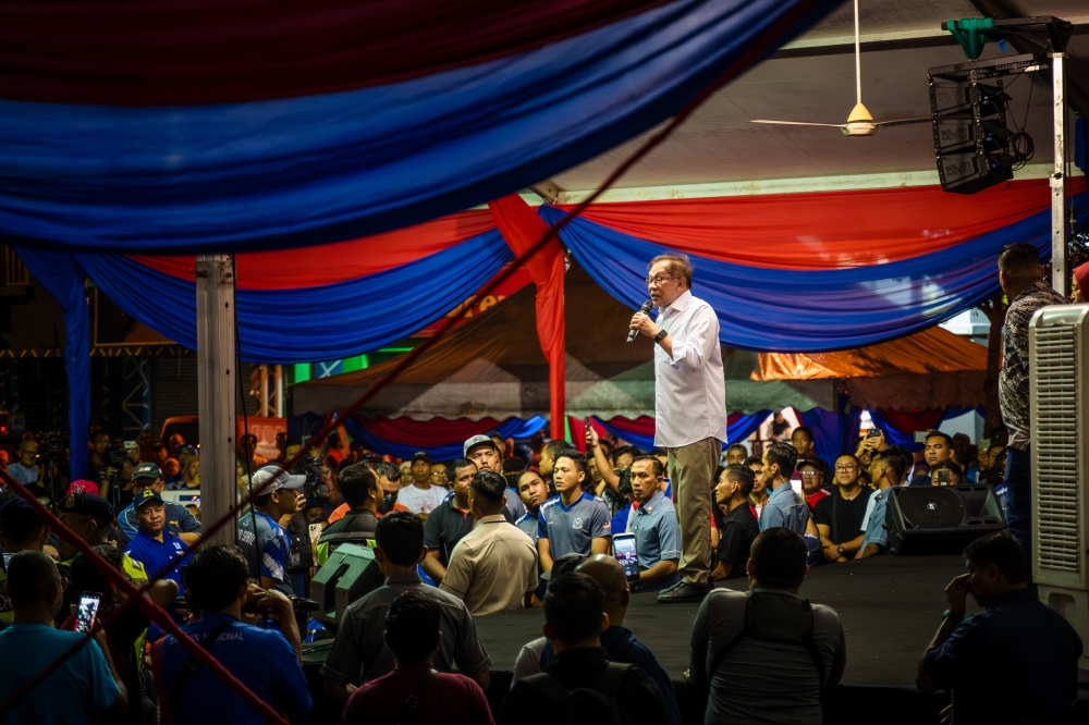 Prime Minister Datuk Seri Anwar Ibrahim reminded voters in Selangor that the state polls was the best platform for the people to choose political party representatives who represent a party that has a policy to assist the people and to ensure the prosperity of the state. — Picture by Raymond Manuel