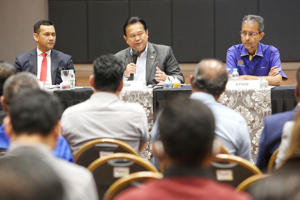 Minister of Works , Datuk Seri Alexander Nanta Linggi at the town hall meeting with G1-G3 contractors at  Kompleks Kerja Raya , KL .Feb 20 , 2023 . — Picture by Choo Choy May .