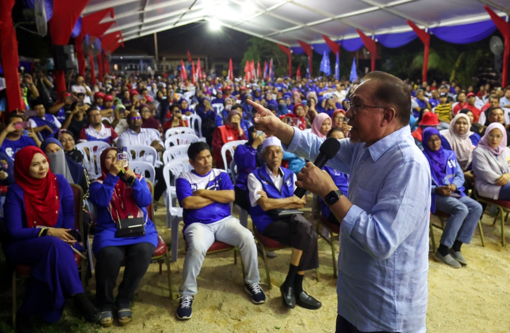 Prime Minister Datuk Seri Anwar Ibrahim speaks during a ceramah in Taman Ampangan, Seremban August 2, 2023. ― Bernama pic