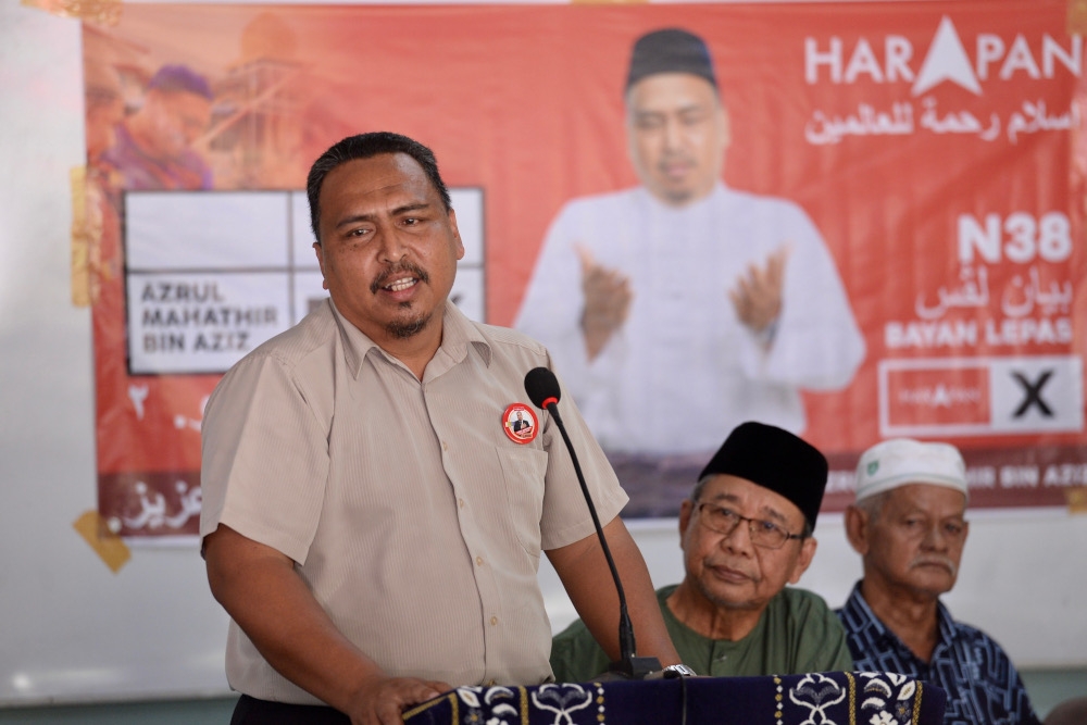 PH Bayan Lepas candidate Azrul Mahathir Aziz speaks to voters during his ‘ceramah kelompok’ at Teluk Kumbar in Penang, August 3, 2023. — Picture by KE Ooi