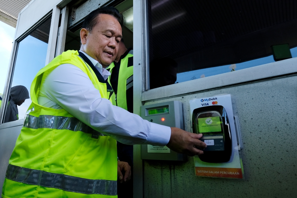 Works Minister Datuk Seri Alexander Nanta Linggi said companies that received SST, must prepare a work programme that is effective and follow the proper procedures and process to ensure the project can be completed according to the specification set out in the tender and to ensure work can be carried out smoothly. — Bernama pic 