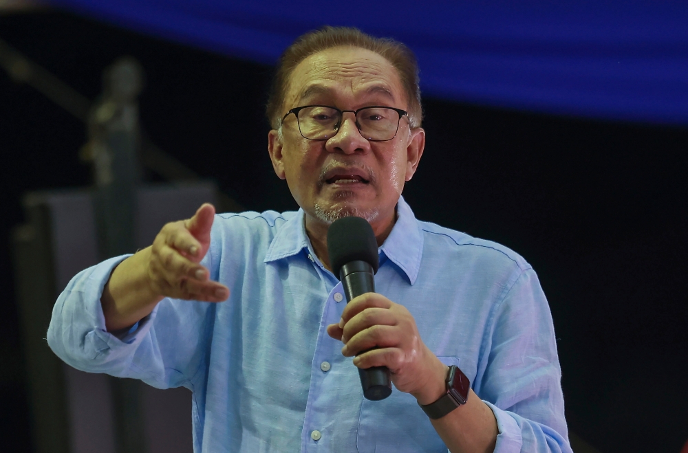 Prime Minister Datuk Seri Anwar Ibrahim, who is also the finance minister, said the announcement is in line with the idea of a civil economy that aims to make Malaysia an economic leader in Asia and ranked among the 30 largest economies in the world. — Bernama pic 