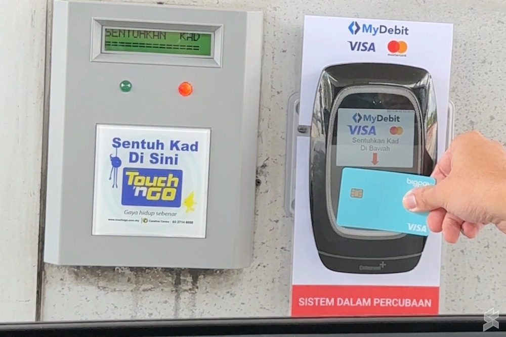 Based on our experience today, the SPT at MEX Highway definitely has no problem accepting our contactless cards. It is also good to see that the system works without any qualms with our smart devices too. — SoyaCincau pic  