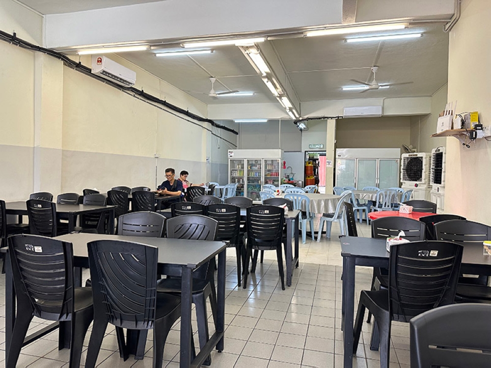 The shop is quiet during lunch time as most people dine on claypot chicken rice in the evenings