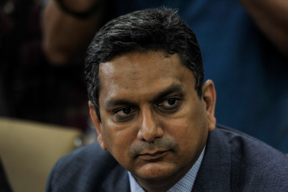 Datuk Seri Edmund Santhara Kumar faced defeat in his defamation case against Batu MP P. Prabakaran today. The suit was filed over Prabakaran’s remarks concerning the former deputy federal territories minister’s 55-day trip to New Zealand in March 2021, which took place amid travel restrictions imposed during the Covid-19 pandemic. — Picture by Shafwan Zaidon