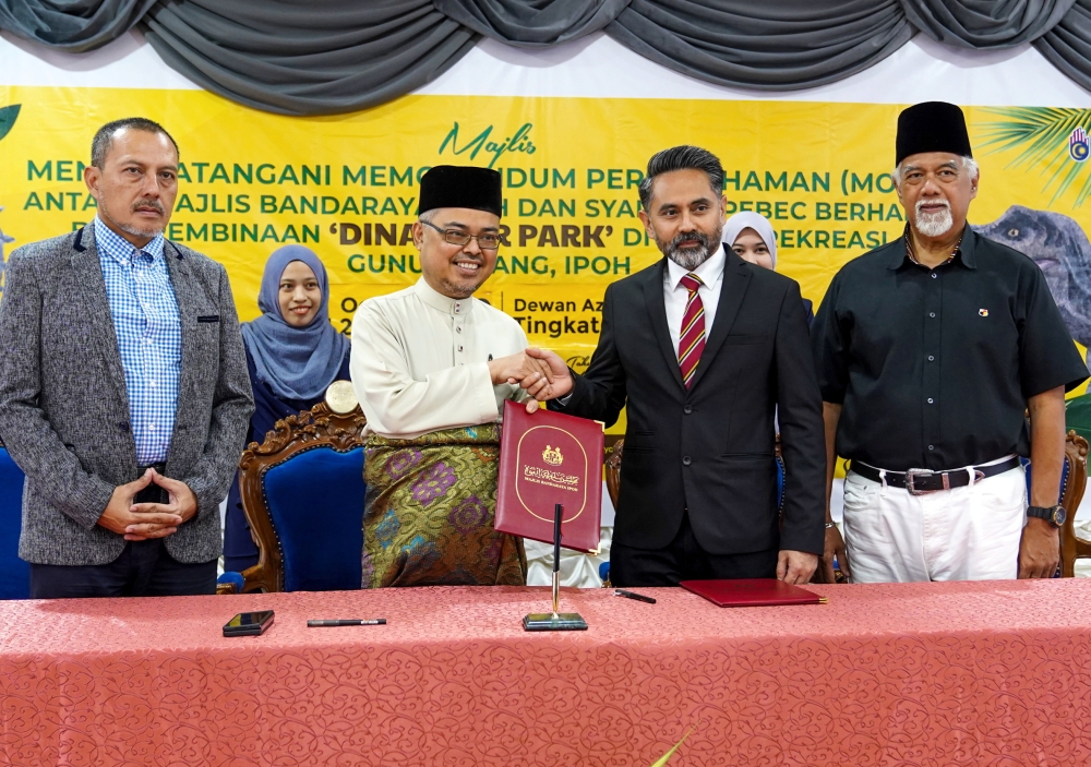Ipoh Mayor Datuk Rumaizi Baharin (3rd left) and Pebec Berhad chairman Norali Nordin (2nd right) are seen at the signing of a memorandum of understanding (MoU) between the Ipoh City Council and Pebec in Ipoh August 4, 2023. — Bernama pic