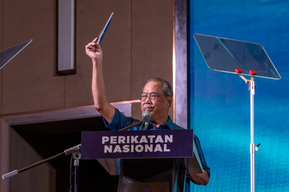 Tan Sri Muhyiddin Yassin discusses manifesto points in a post-announcement dialogue session at a hotel in Shah Alam, August 4, 2023. — Picture By Raymond Manuel