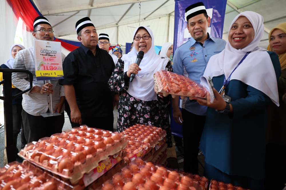 Deputy Minister of Domestic Trade and Cost of Living, Fuziah Salleh (centre) speaks while officiating the Terengganu state-level Rahmah Sales Tour programme in Kuala Ibai August 5, 2023. — Bernama pic