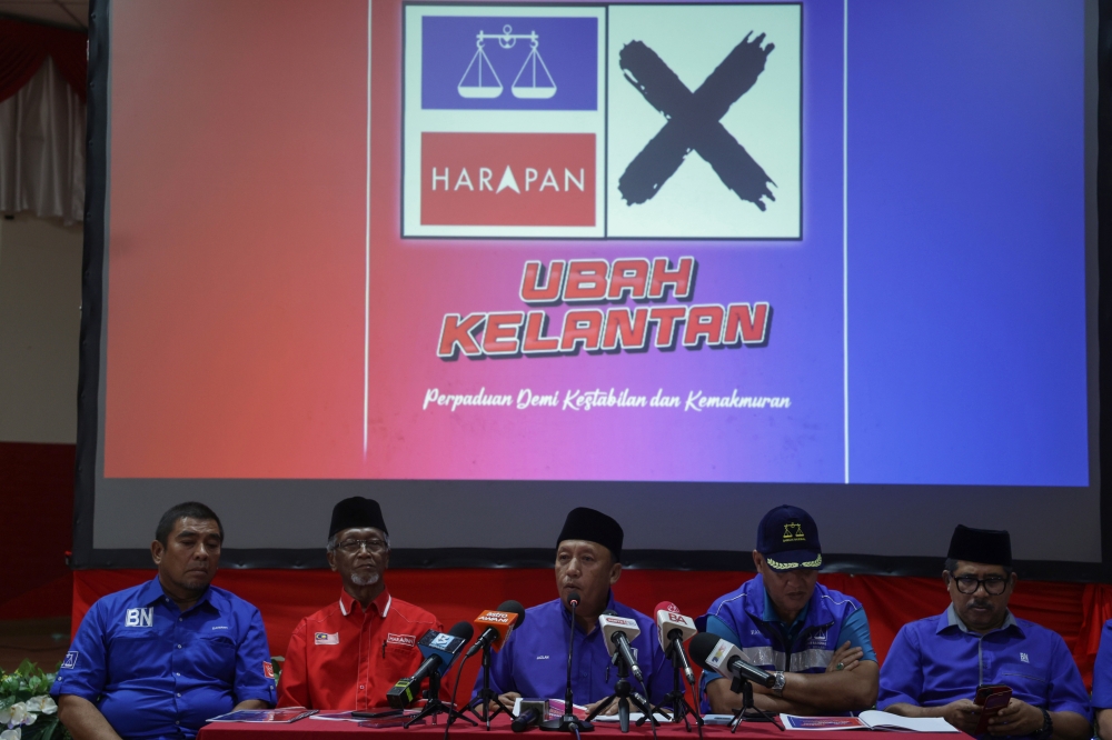 Kelantan Madani Unity Government party chairman Datuk Ahmad Jazlan Yaakub (centre) speaks during the announcement of the the Barisan Nasional-Pakatan Harapan manifesto during a press conference in Kota Baru August 5, 2023. — Bernama pic