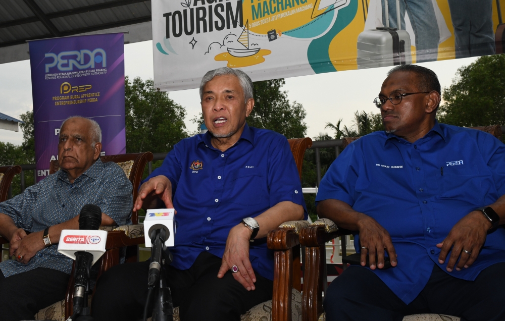 Barisan Nasional chairman Datuk Seri Ahmad Zahid Hamidi (centre) said the level of compatibility and cooperation between the BN and Pakatan Harapan machinery in Penang has been one of the best ahead of the state elections. — Bernama pic