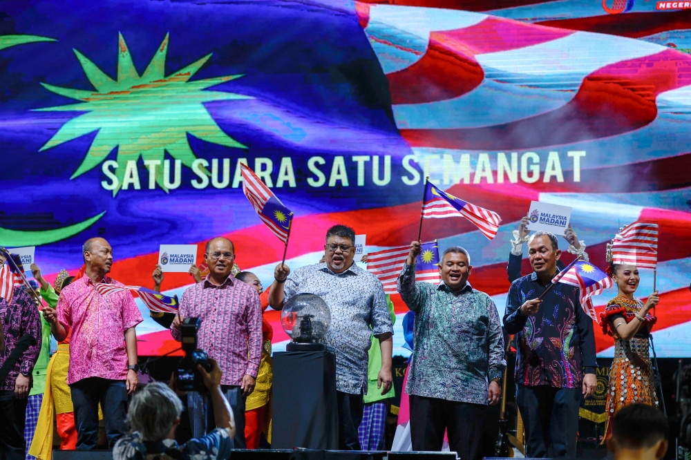 Melaka Chief Minister Datuk Seri Ab Rauf Yusoh (3rd left) and other guests attend the launch of the 2023 National Month and Fly the Jalur Gemilang Campaign at the Dataran MBMB, Ayer Keroh August 5, 2023. — Bernama pic