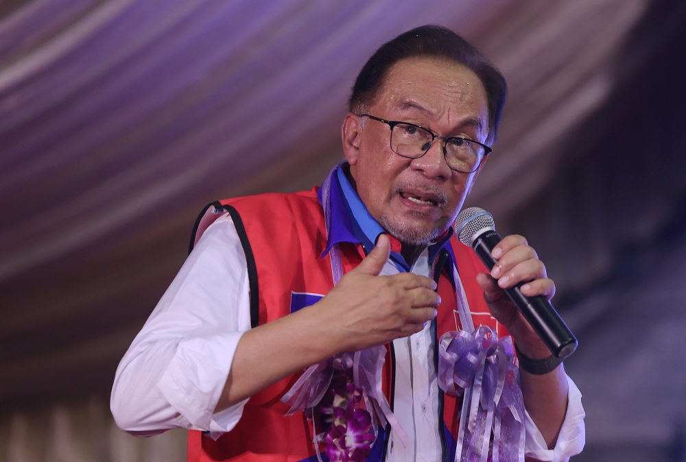Prime Minister Datuk Seri Anwar Ibrahim has declared that he aims to turn Malaysia into a great economy in five to six years. — Bernama pic
