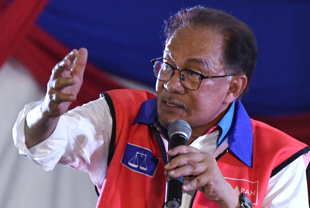 Prime Minister Datuk Seri Anwar Ibrahim and Pakatan Harapan chairman speaks at the Ceramah Jelajah Perpaduan Madani in Kampung Melayu in George Town August 5. 2023. — Bernama pic