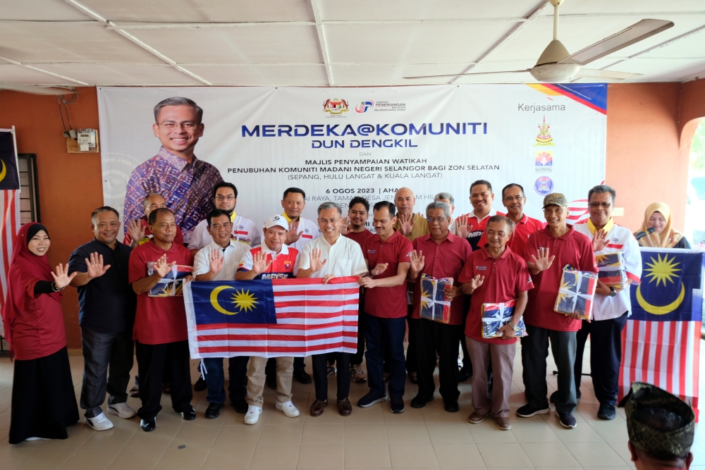 Communications and Digital Minister Fahmi Fadzil (centre) poses with participants while officiating the Merdeka@Dengkil Community programme at Balai Raya Taman Desa Jenderam Hilir, Dengkil August 6, 2023. — Bernama pic