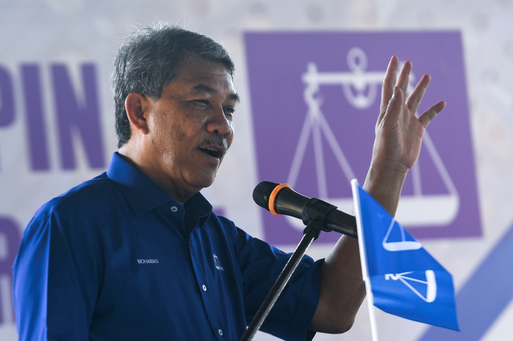 Barisan Nasional deputy chairman Datuk Seri Mohamad Hasan delivers a speech during a community programme in Kuala Sawah, Seremban August 6, 2023. — Bernama pic