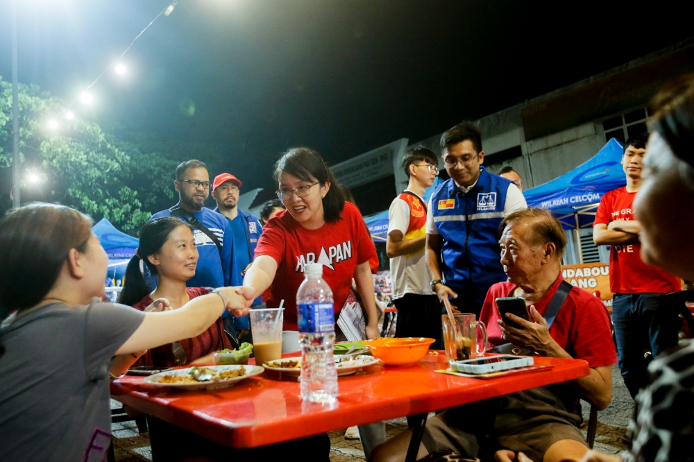 Pakatan Harapan candidate for Subang Jaya Michelle Ng (centre) meets voters during a walkabout in SS17 Subang Jaya August 1, 2023. — Picture by Hari Anggara