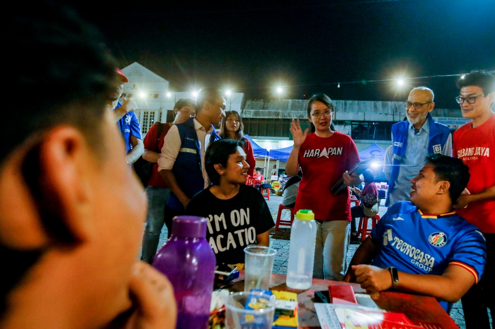 Pakatan Harapan candidate for Subang Jaya Michelle Ng (centre) meets voters during a walkabout in SS17 Subang Jaya August 1, 2023. — Picture by Hari Anggara
