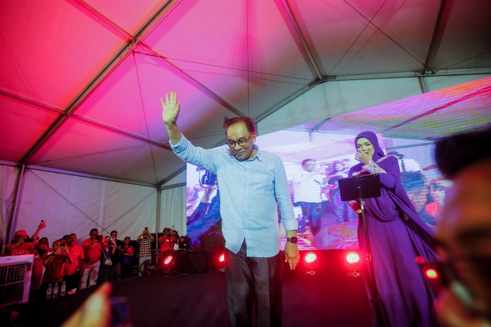 Prime Minister Datuk Seri Anwar Ibrahim (left) at the the Ceramah Jelajah Perpaduan Madani at Ukay Perdana, Ampang August 6, 2023. — Picture by Hari Anggara