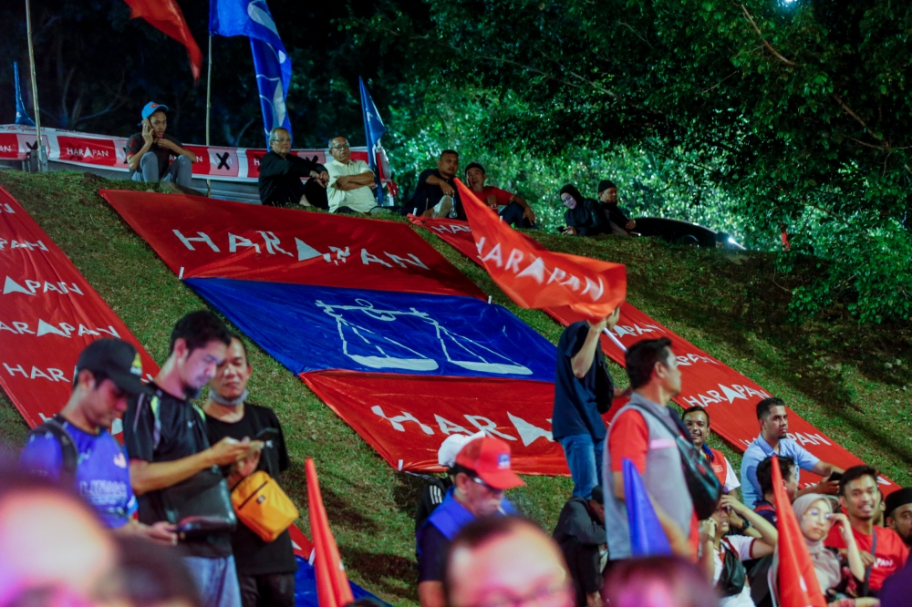 Pakatan Harapan and Barisan Nasional supporters at the Ceramah Jelajah Perpaduan Madani N19 Bukit Antarabangsa in Ukay Perdana, Ampang August 6, 2023. — Picture by Hari Anggara