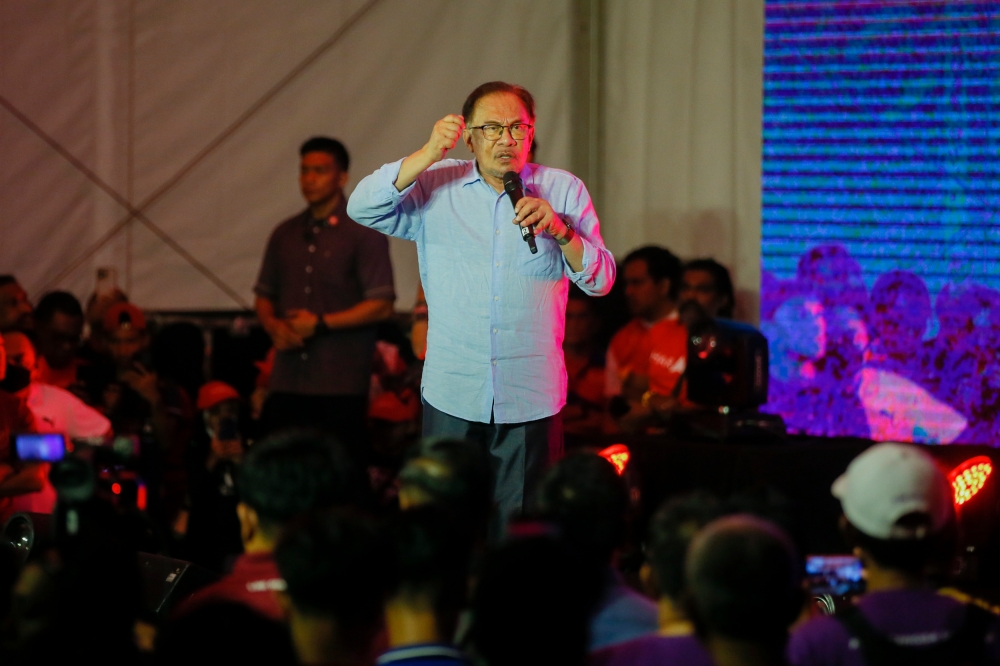 Prime Minister Datuk Seri Anwar Ibrahim delivers his speech during the Ceramah Jelajah Perpaduan Madani N19 Bukit Antarabangsa at Ukay Perdana, Ampang August 6, 2023. — Picture by Hari Anggara