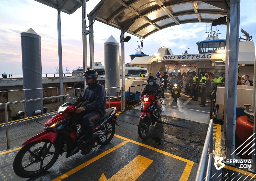 Chow said ferry commuters will enjoy free shuttle service from today until September 7, and each ferry is able to accommodate 150 passengers and 50 motorcycles at any one time. — Picture via Twitter/Bernamadotcom