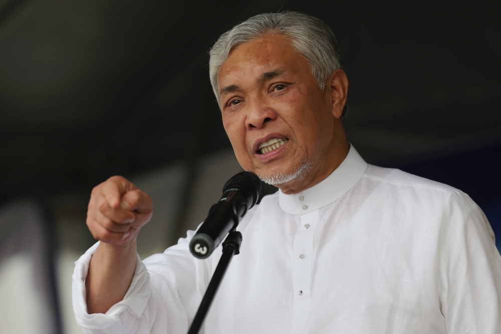 BN chairman Datuk Seri Ahmad Zahid Hamidi has called on folks in Kelantan to close their chapter of support for PAS, and hop on the unity government bandwagon.— Bernama pic