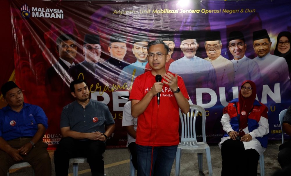 Communications and Digital Minister Fahmi Fadzil, who is also Pakatan Harapan communications director, speaks at the Arus Merah Kuning ceramah in Meru August 7, 2023. — Bernama pic 