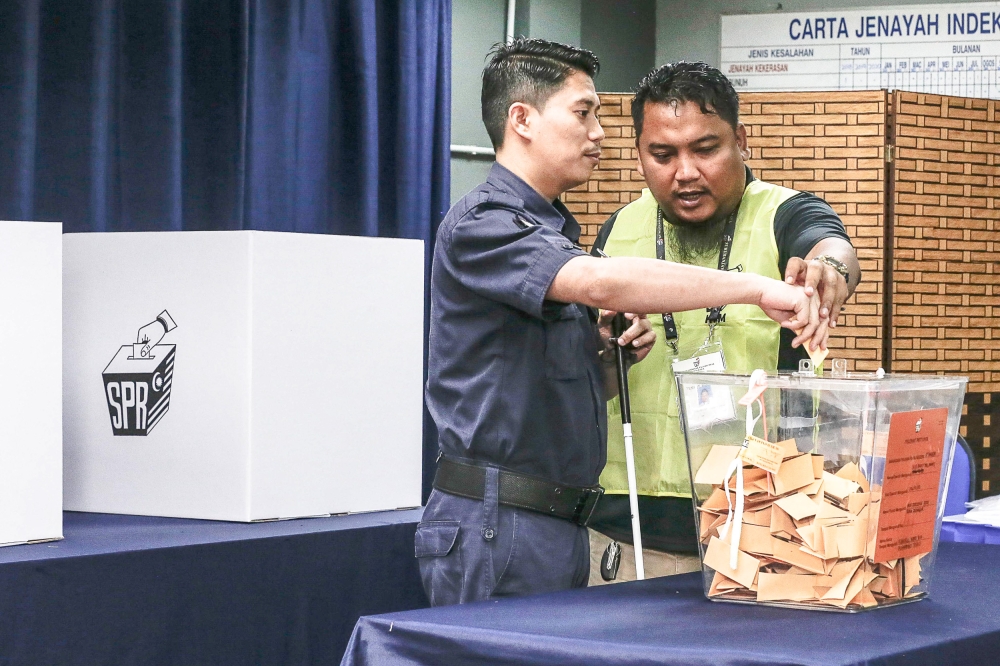 Corporal Abdullah Sidee Mohamed casts his ballot at the Kuala Selangor District Police Station August 8, 2023. 