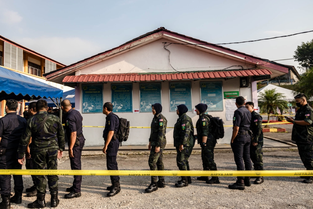 Police personnel wait in linr to cast their vote at the General Operations Force Central Brigade in Cheras August 8, 2023. — Picture by Firdaus Latif