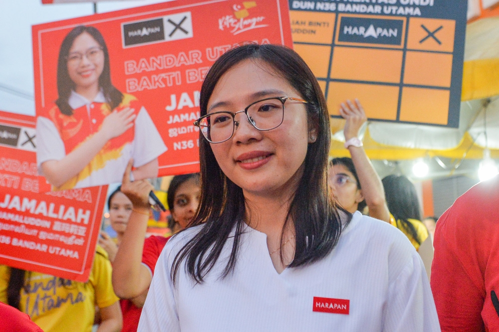 Pakatan Harapan Bandar Utama candidate Jamaliah Jamaluddin during a walkabout to meet residents at the Kg Cempaka night market. — Picture by Miera Zulyana