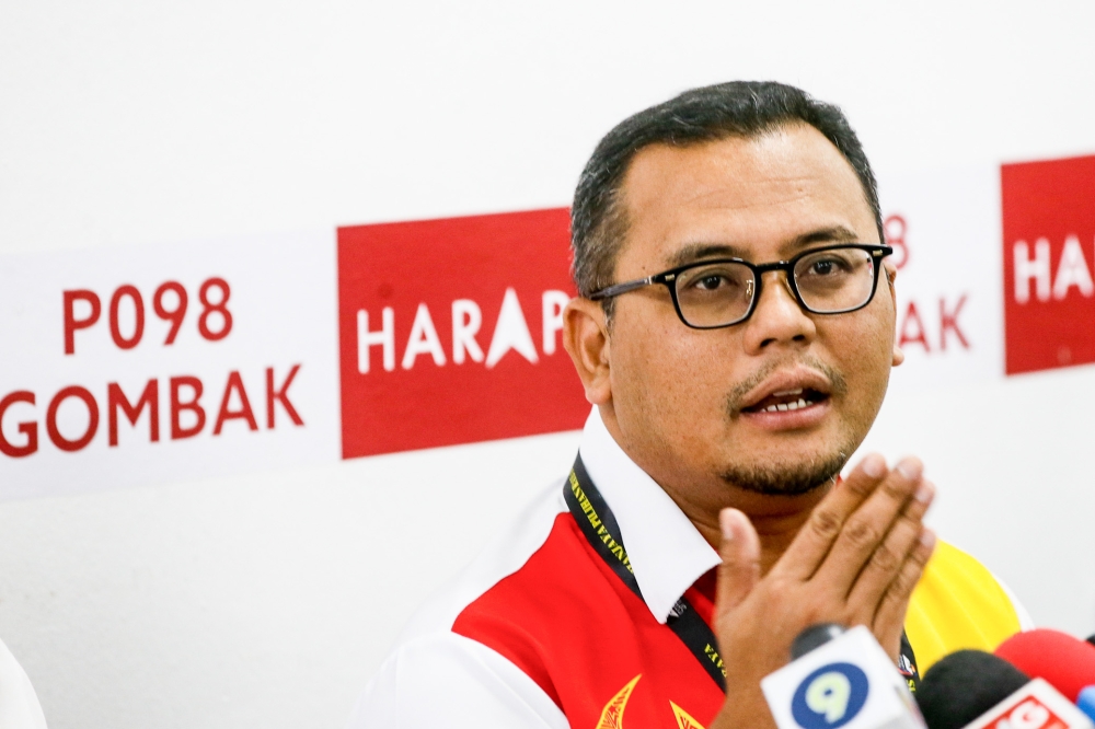 In a statement issued tonight, Datuk Seri Amirudin Shari said his lawyers had at 7.36pm served his letter of demand on Datuk Seri Muhammad Sanusi Md Nor, over the latter’s allegedly defamatory remarks in an August 2 speech made in Jitra, Kedah. — Picture by Hari Anggara