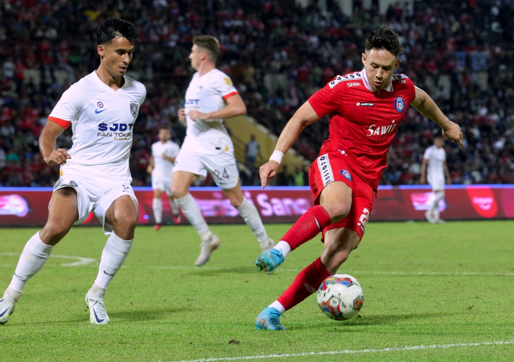 Sabah FC’s Darren Lok in action against Johor Darul Ta’zim (JDT) during the Super League match at Stadium Likas in Kota Kinabalu August 9, 2023. ― Bernama pic