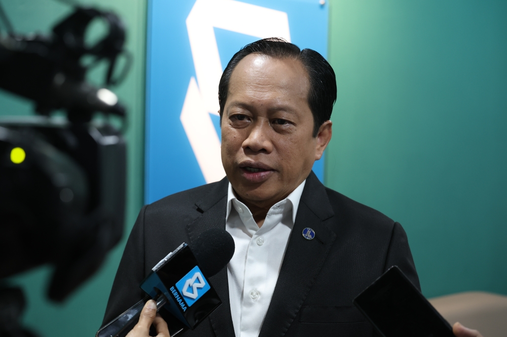 Deputy Finance Minister 1 Datuk Seri Ahmad Maslan says Prime Minister Datuk Seri Anwar Ibrahim has directed members of the Cabinet to conduct engagement sessions on Budget 2024 from mid-August to mid-September. ― Bernama pic