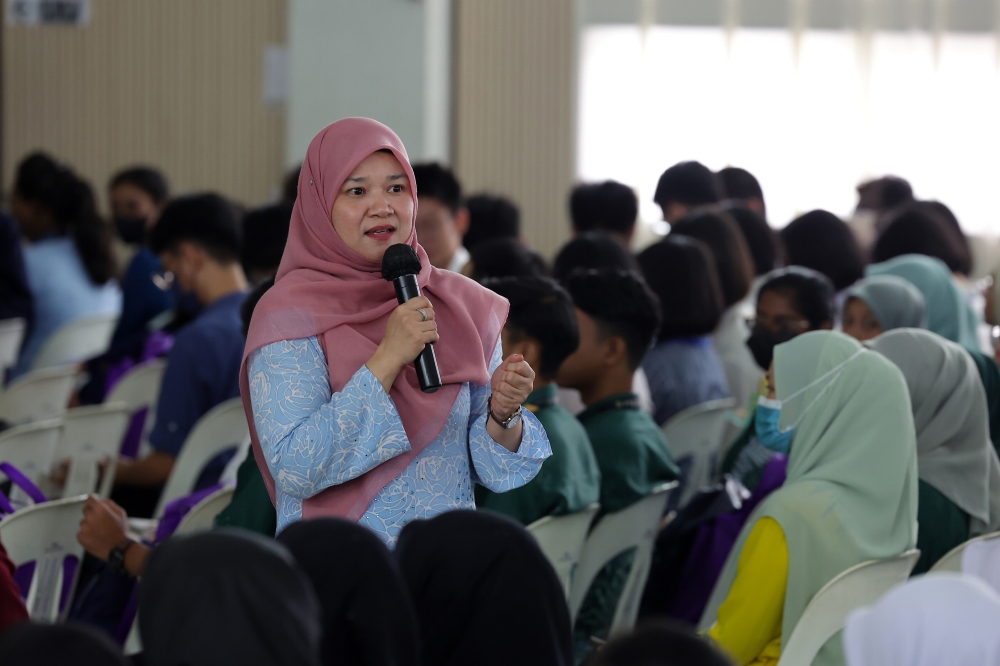 Education Minister Fadhlina Sidek speaking at the Ministry of Education's 2023 National Character Building Program for Post-Secondary Students at Dewan Dato' Haji Ahmad Salleh Kampung Permatang Keling, Seberang Perai Selatan, Nibong Tebal, August 10, 2023. — Bernama pic