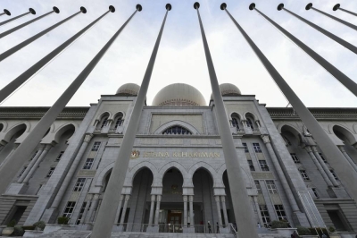 Federal Court strikes out bid by UK King's counsel to represent Najib in SRC case - Vimarsana News