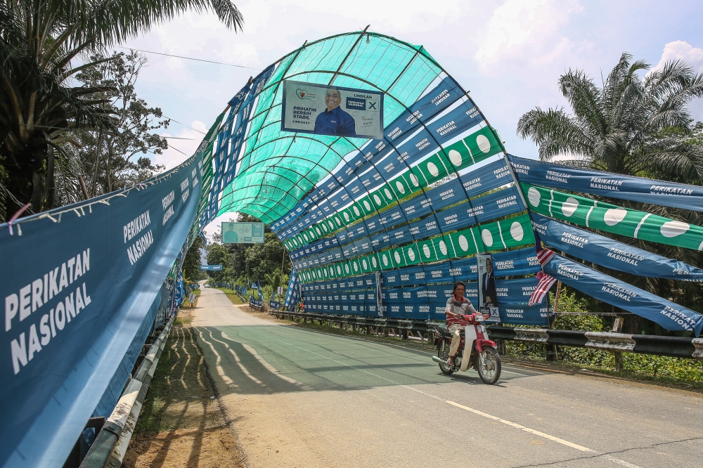 Perikatan Nasional (PN) and PAS flags line the the main road in conjunction with the Kedah state election at Kampung Hujung Bandar in Sik, Kedah, August 7, 2023. — Picture by Yusof Mat Isa